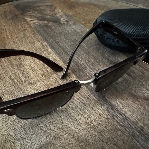 NWT- Brown Foldable Clubmaster Sunglasses With Easy Carry Case - Picture 3 of 4